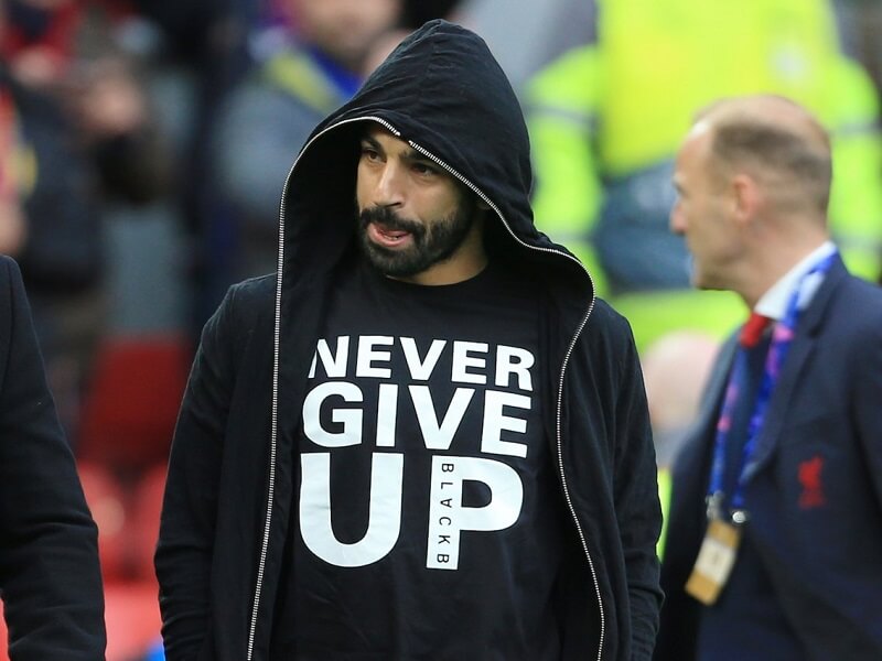 Salah mặc áo thun có in dòng chữ "Never Give Up" - Vietnam9.net