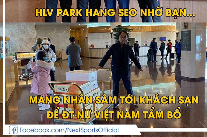 HLV Park Hang Seo nhờ bạn mang quà tới khách sạn cho tuyển nữ Việt Nam