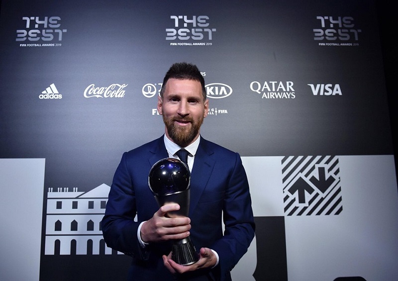 Messi nhận giải cầu thủ xuất sắc nhất của FIFA (Ảnh: FIFA) - Vietnam9